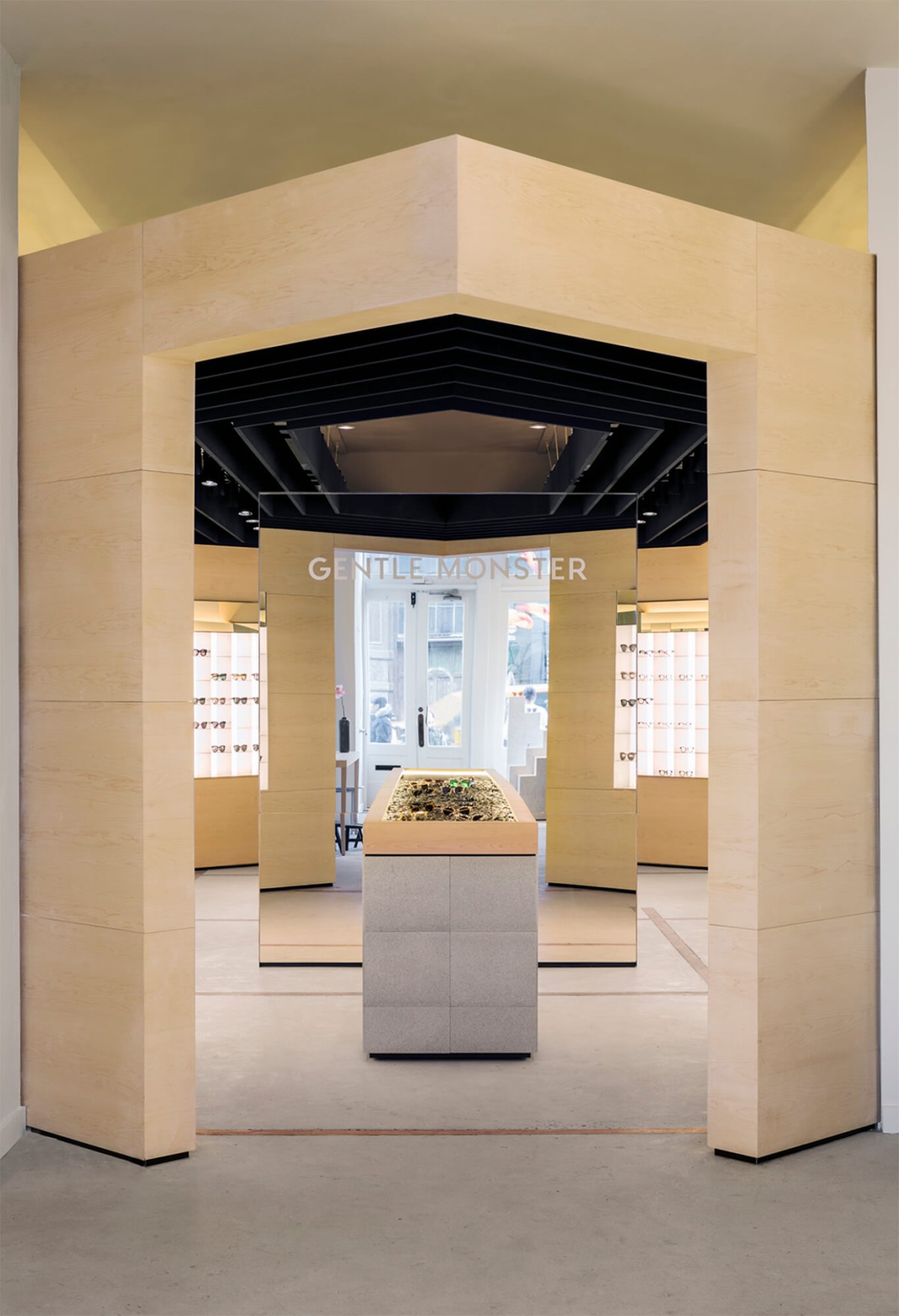 rafael-de-cardenas-gentle-monster-soho-flagship-1